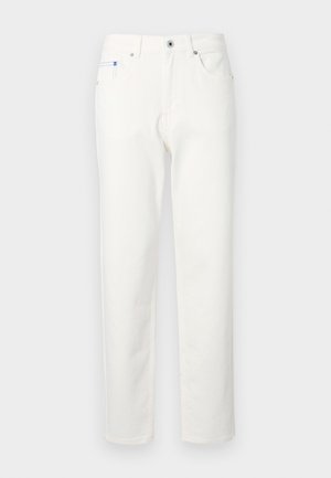 Άσπρο τζιν με ίσια γραμμή, εμπρός κουμπί και φερμουάρ, εμπρός τσέπες και μικρή τσέπη για κέρματα, εμφανίζεται μπροστά σε απλό ανοιχτό φόντο.