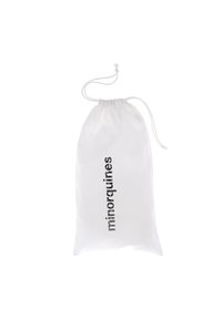 Pochette en tissu blanc à cordon avec "minorquines" imprimé verticalement en noir sur le devant, légèrement froncée en haut.