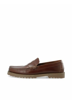 Mocassin en cuir marron avec dessus cousu et semelle en caoutchouc à rainures profondes, montré en profil droit sur fond blanc.