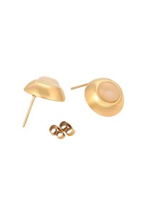 Guldfarvede øreringe med et glat, rundt design, der har en central beige sten. Inkluderer tre ekstra guld øreringebagsider.