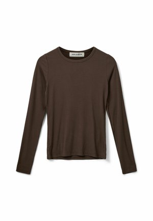 Top in maglia costina marrone scuro a maniche lunghe con scollo rotondo, mostrato disteso su sfondo bianco.