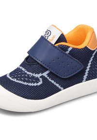 Sneaker in rete blu con accenti arancioni, suola in gomma bianca e strap in Velcro. Presenta un motivo laterale e dettagli forati sul cinturino.