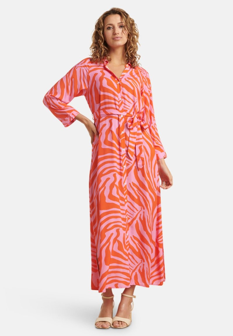 Abito maxi con maniche lunghe, caratterizzato da un audace motivo a strisce zebra in rosa e arancione, con chiusura a bottoni frontale e cintura coordinata in vita.