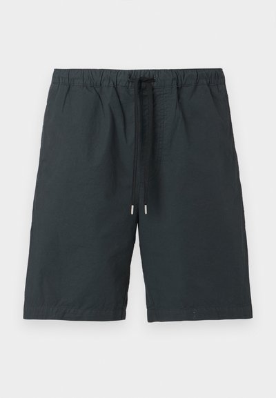 Czarne szorty z elastycznym pasem i sznurkiem do wiązania, wykonane z lekkiego materiału, z dwoma bocznymi kieszeniami i prostym krojem.