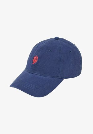 Marineblaue Baseballkappe mit gebogenem Schirm, genähten Paneelen und einem kleinen roten Hummer-Logo, das vorne links aufgestickt ist.