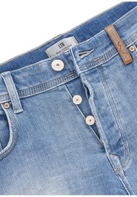 Jeans de denim azul claro con cierre de botones, una etiqueta con "LTB Blue Addicted" y un acento de cuero en la cintura.