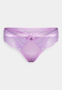 Calcinhas de renda lavanda com painéis laterais de malha transparente, apresentando uma borda em formato de ondas e um pequeno detalhe circular na parte da frente.