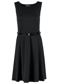 Robe noire sans manches avec un col rond. Elle présente une taille cintrée et une ceinture noire brillante. Jupe évasée avec un motif texturé subtil.