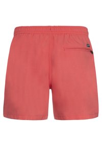 Korallenfarbene Herren-Badeshorts mit elastischem Bund und Reißverschlusstasche auf der rechten Rückseite.