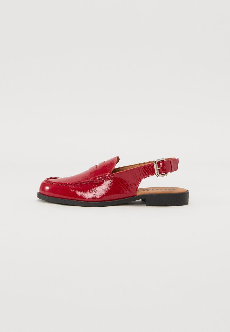 Scarpe slingback in vernice rossa con punta chiusa, suola piatta, cuciture decorative e fascia con fibbia sul tallone.