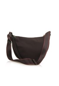 Borsa a spalla in tessuto marrone scuro con forma curvata, dettagli in pelle nera e una fodera larga color marsala. Presenta una chiusura con zip per maggiore sicurezza.