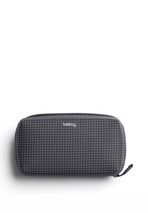 Étui Bellroy rectangulaire noir avec un motif en grille et une languette de fermeture éclair sur le côté droit, présenté sur un fond blanc.