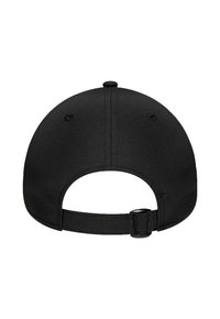 Schwarze Kappe mit glatter Stofftextur, gebogenem Schirm und verstellbarem Riemen an der Rückseite. Keine sichtbaren Logos oder Verzierungen.