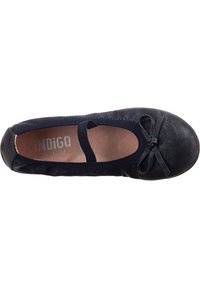 Námořnické modré baleríny s lesklým povrchem, elastickým páskem a dekorativní mašlí na špičce. Měkká stélka, lehký design.