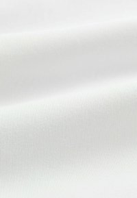 Tissu blanc avec une texture fine et côtelée, présentant des lignes verticales subtiles. Le matériau semble lisse et léger.