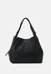 Černá kožená kabelka s texturovaným povrchem, s pletenými popruhy a zlatým kováním. Zipový detail na boku přidává funkčnost.