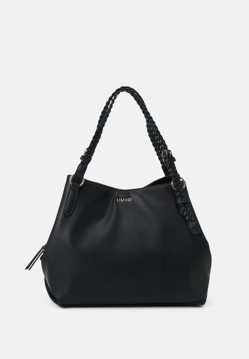 Černá kožená kabelka s texturovaným povrchem, s pletenými popruhy a zlatým kováním. Zipový detail na boku přidává funkčnost.