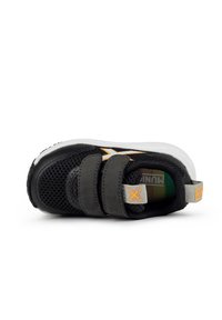 Zapatilla de malla negra con dos correas grises, suela blanca y acentos decorativos en naranja. Presenta una suela de goma texturizada para mayor agarre.