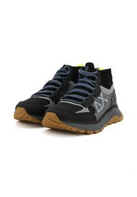 Scarpe sportive nere e grigie con lacci blu, suola in gomma, design mid-top, texture in rete e dettagli riflettenti.