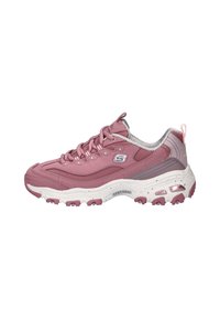 Roze en mauve Skechers sneakers met een dikke witte zool, vetersluiting en een gevoerde enkelband, weergegeven vanuit de buitenkant.