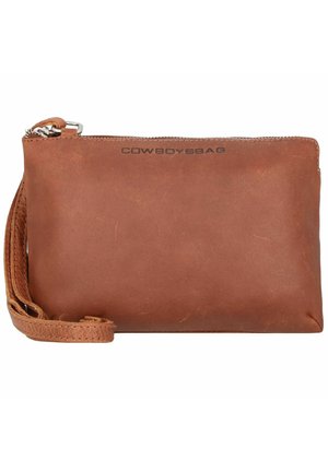 Bolso de cuero marrón con una superficie texturizada, cierre de cremallera y correa de muñeca desmontable. Presenta un logo en relieve en la parte frontal.