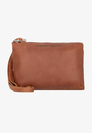 Braune Lederpouch mit strukturierter Oberfläche, Reißverschluss und abnehmbarem Handgelenkriemen. Auf der Vorderseite mit geprägtem Logo.
