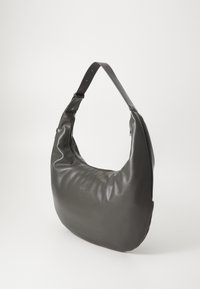 Sac hobo en gris foncé, fabriqué en matériau lisse et doux. Il dispose d'une large sangle rembourrée et d'une fermeture éclair sur le dessus. Design minimaliste.