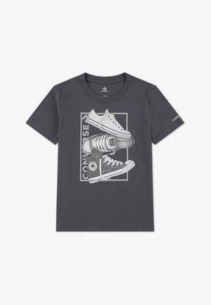 Grijs T-shirt met een grafisch ontwerp van klassieke Converse sneakers in wit en grijs, met gedetailleerde veters en merklogo.