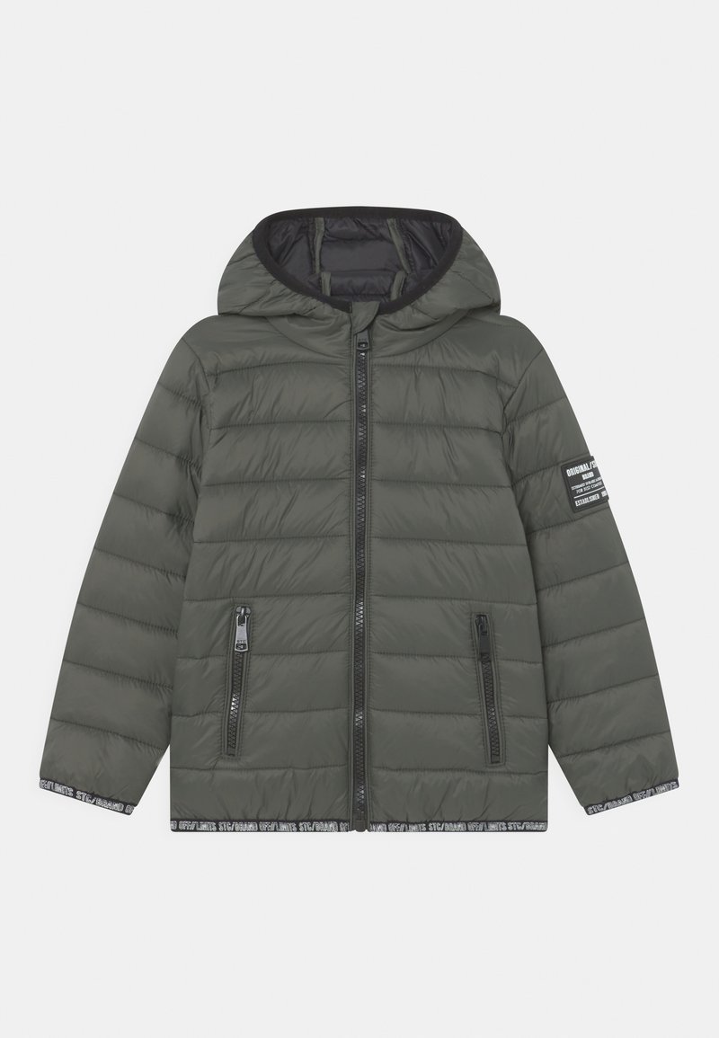 Gepolsterte, mit Reißverschluss versehene Jacke in Dunkelgrün mit Kapuze. Verfügt über zwei Reißverschlusstaschen, ein schwarzes Innenfutter und ein gemustertes Band entlang des Saums.