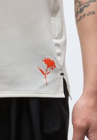 The North Face Summit Series HIGH TRAIL GRAPHIC - T-skjorte til trening - calacatta