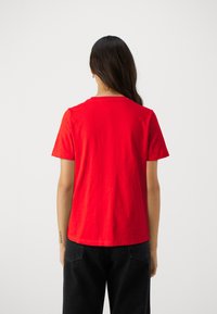 Tommy Hilfiger REGULAR FIT - Marškinėliai su spaudiniu - fierce red