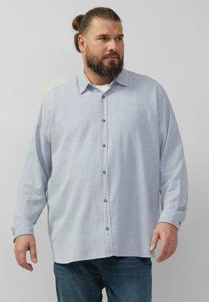 Lichtblauwe button-up shirt met korte kraag en een gestructureerd patroon. Beschikt over lange mouwen en grijze knopen in een ontspannen pasvorm.