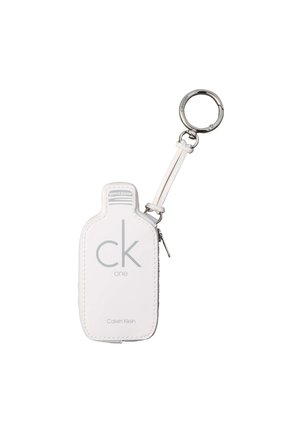 Λευκό μπρελόκ Calvin Klein σε σχήμα μπουκαλιού με φερμουάρ και μεταλλικό κρίκο για στερέωση.