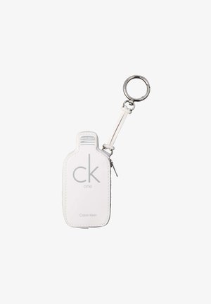Λευκό μπρελόκ Calvin Klein σε σχήμα μπουκαλιού με φερμουάρ και μεταλλικό κρίκο για στερέωση.