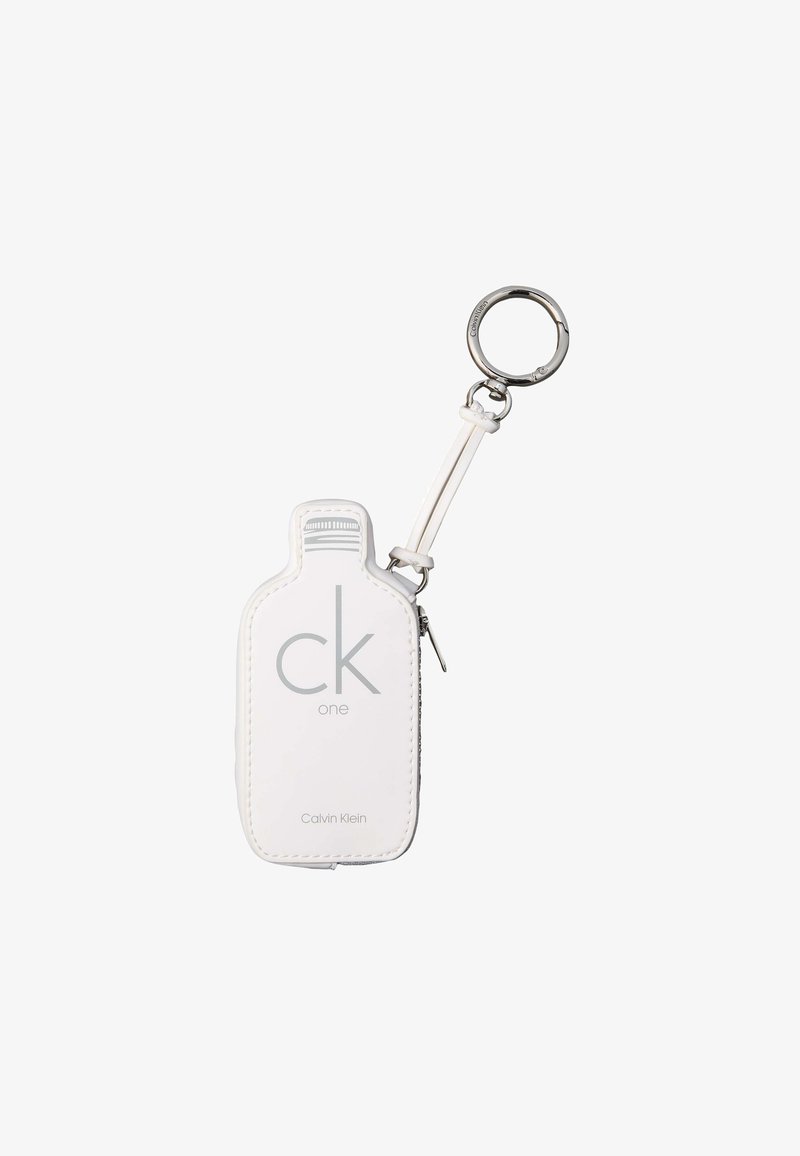 Λευκό μπρελόκ Calvin Klein σε σχήμα μπουκαλιού με φερμουάρ και μεταλλικό κρίκο για στερέωση.