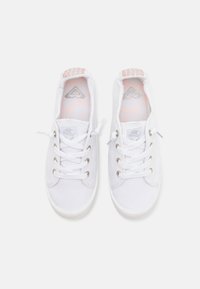 Sneaker casual bianchi con texture, lacci bianchi e soletta con motivo floreale, visualizzati dall'alto su uno sfondo bianco.