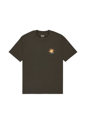 Donker olijfgroene katoenen t-shirt met een ronde halslijn en korte mouwen; heeft een klein, geborduurd sterontwerp in oranje en teal.