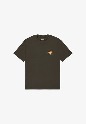Camiseta de algodón verde oliva oscuro con cuello redondo y mangas cortas; presenta un pequeño diseño de estrella bordado en naranja y teal.