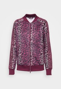 Bomber bunda s leopardím vzorem v odstínech růžové a fialové, s žebrovanými manžetami a lemem, předním zipem a kontrastními pruhovanými doplňky.