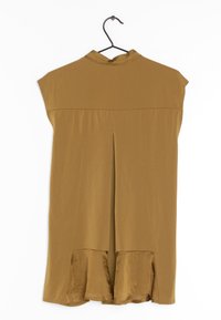 Lyhyttä hihaista ruskeaa mekkoa roikkumassa mustassa koukussa; siinä on korkea kaula-aukko, pleatattu takaosa ja levenevä helma. Silkkinen kangas, jossa on hieman kiiltoa.