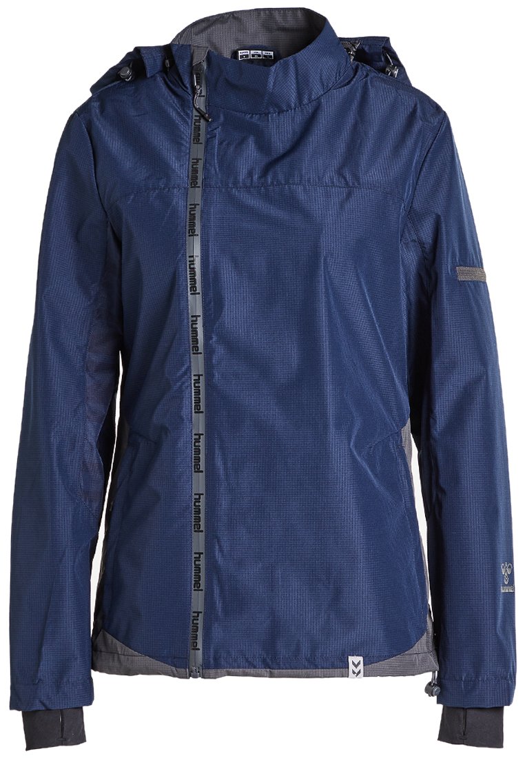 Marineblauwe jas met een ritssluiting aan de voorkant, verstelbare capuchon en grijze accenten. Gemaakt van lichtgewicht materiaal met een subtiele textuur en logodetails.