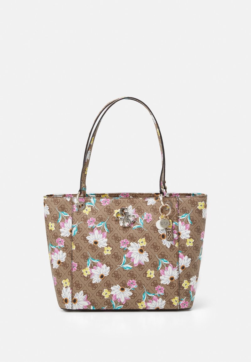 Sac cabas marron avec imprimé floral multicolore, doubles poignées et breloque en métal avec le logo GUESS suspendue à l'avant.