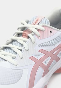 Asics løpesko i lys grå og hvit med rosa detaljer. Har mesh-paneler, tykke snørebånd og en teksturert såle for godt grep.