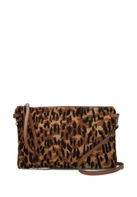 Borsa a pochette con stampa leopardata, realizzata in morbido tessuto, dotata di chiusura con zip e tracolla in pelle marrone. Superficie texture con macchie nere a contrasto.