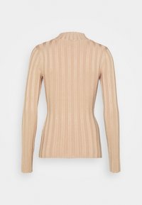 Beige geribbelde longsleeve trui met hoge hals, weergegeven vanaf de achterkant tegen een witte achtergrond.
