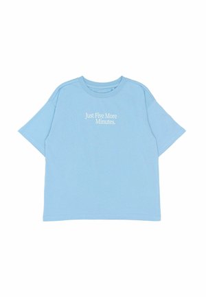 Lyseblå T-shirt med korte ærmer lavet af blød bomuld, med hvid tekst der står "Bare fem minutter mere." Enkel design, afslappet pasform.