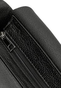 Czarny skórzany portfel o fakturowanej powierzchni i gładkich akcentach, wyposażony w srebrny zamek błyskawiczny oraz przeszycia wzdłuż krawędzi.