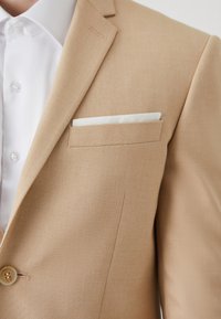 Isaac Dewhirst THE FASHION SUIT SET - Completo - camel