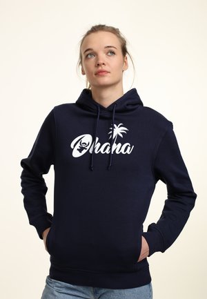 Sweat à capuche bleu marine avec un graphique blanc "Ohana" représentant un palmier et des détails de personnage, fabriqué en tissu doux, avec une poche frontale.