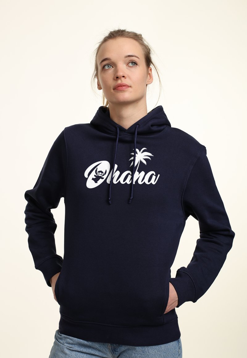 Felpa con cappuccio blu navy caratterizzata da una grafica bianca "Ohana" con un dettaglio di palma e personaggio, realizzata in tessuto morbido, con tasca frontale.